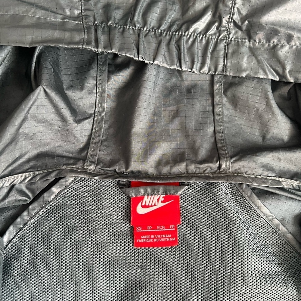 Nike Women's Two-Tone Windbreaker Jacket - Picture 9 of 11